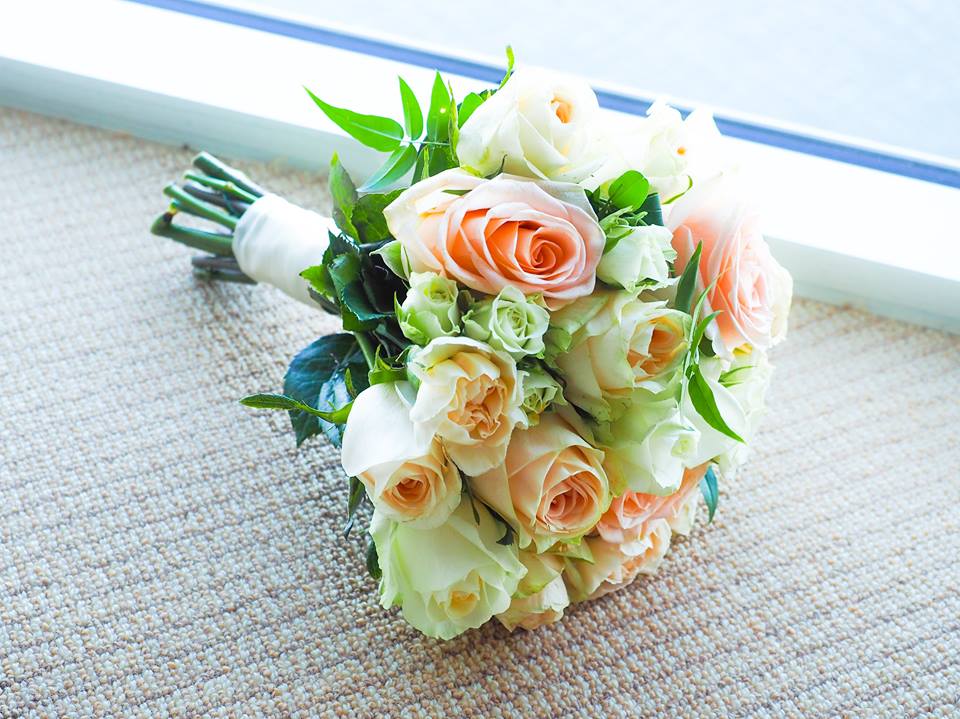 13007266_1556060944694686_1629337044767904442_n - a small bouquet with coral coloured 🌹 roses