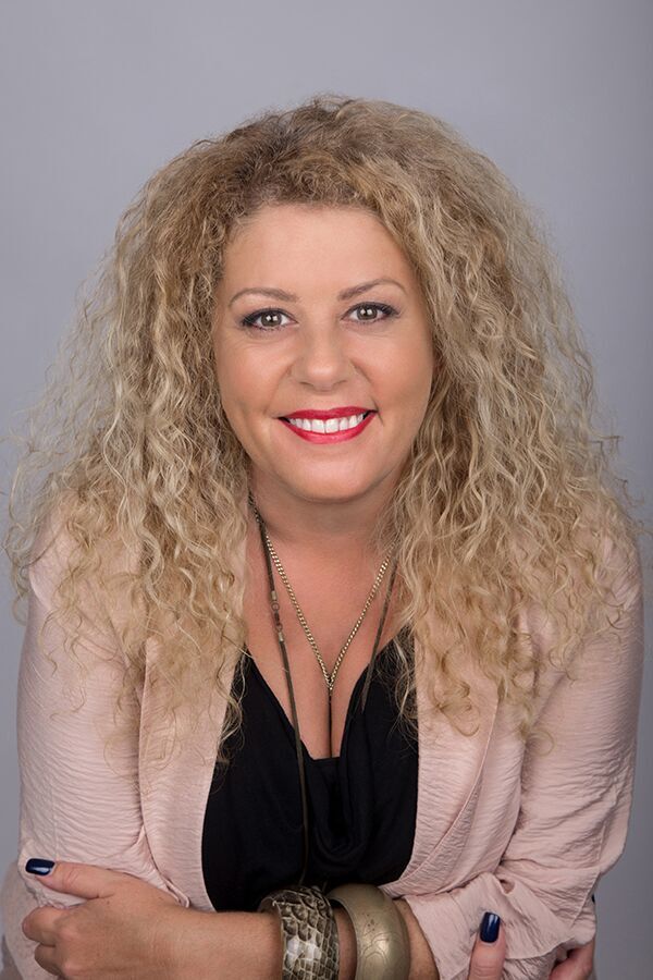 portait-medium-2 - Portrait of Lynette Maguire Marriage Celebrant